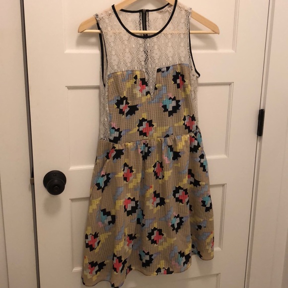 Patterned summer dress with lace neckline and back - Picture 4 of 5